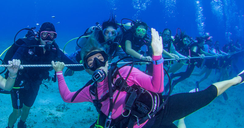 Longest underwater human chain [Women]